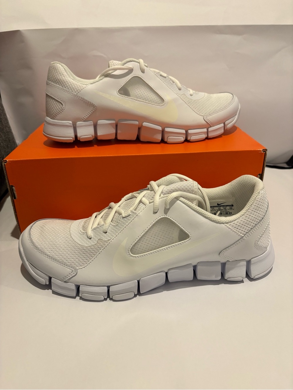 Nike Men’s size 10 White Athletic Training Sneakers